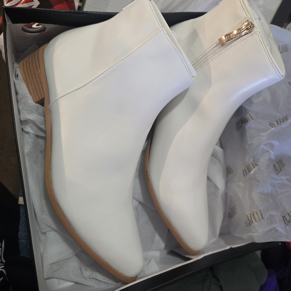 IDIFU White Ankle Boots with Wooden Heel